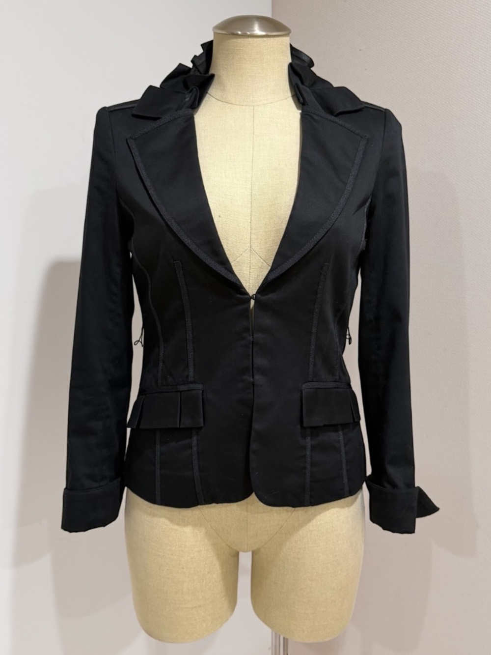 WB White House Black Market Black Ruffled Neck Blazer Jacket Size 2